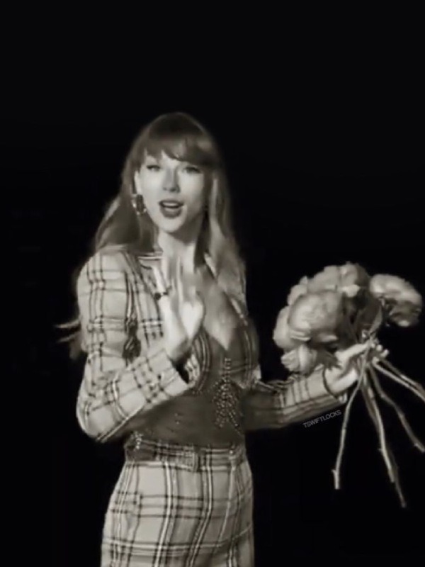 snl-s47-taylor-swift-checkered-suit-crystal-embellished-check-blazer